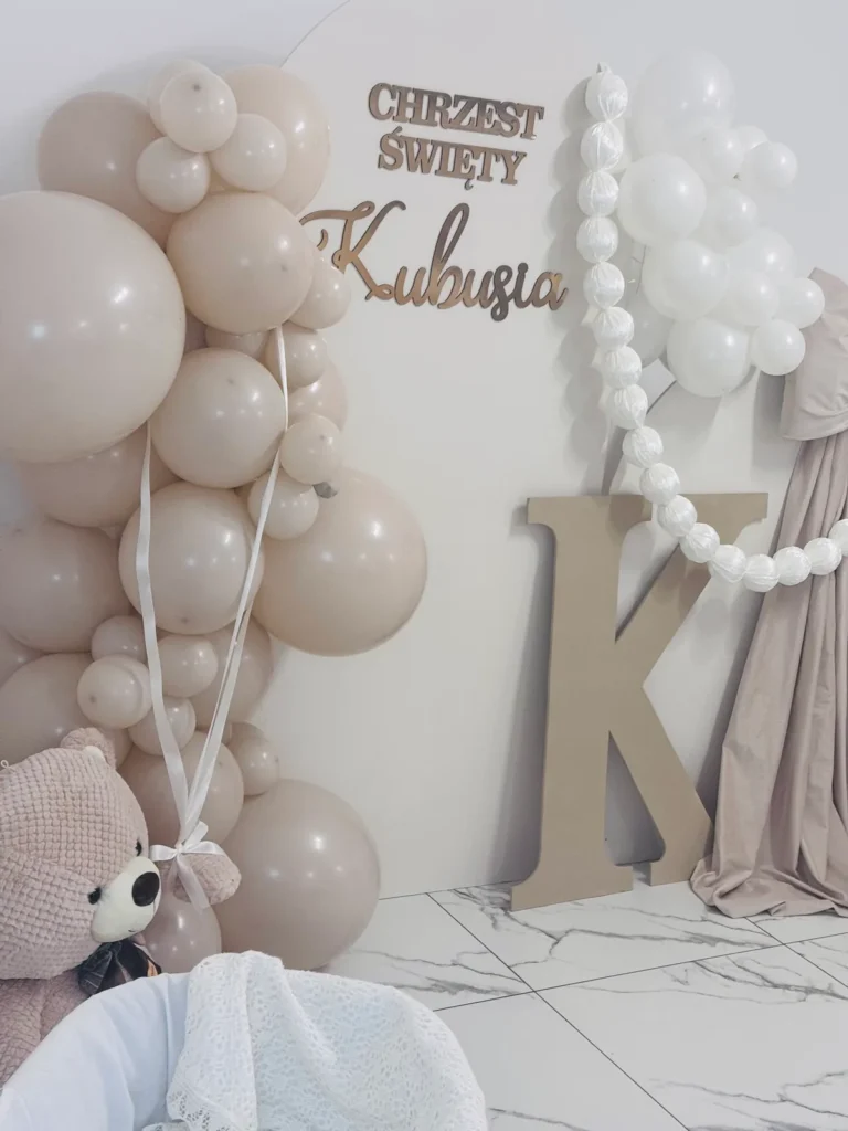 Dekoracja chrztu świętego z balonami w sali Fantazja