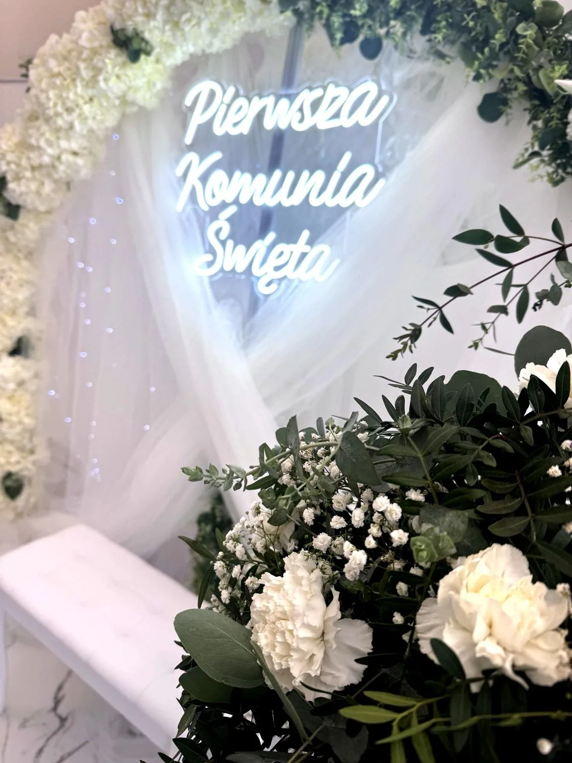 Dekoracja Pierwszej Komunii Świętej z kwiatami w sali Fantazja w Dobczycach.
