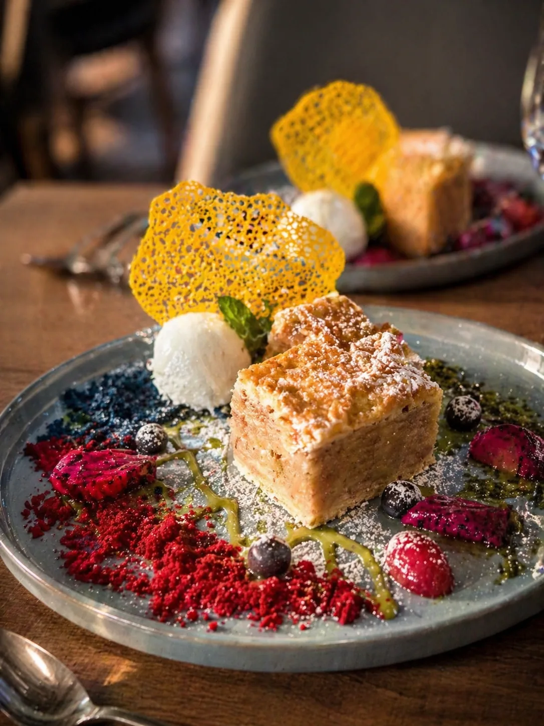 Deser z owocami, lodami i chrupiącą dekoracją podany w Restauracji Fantazja.