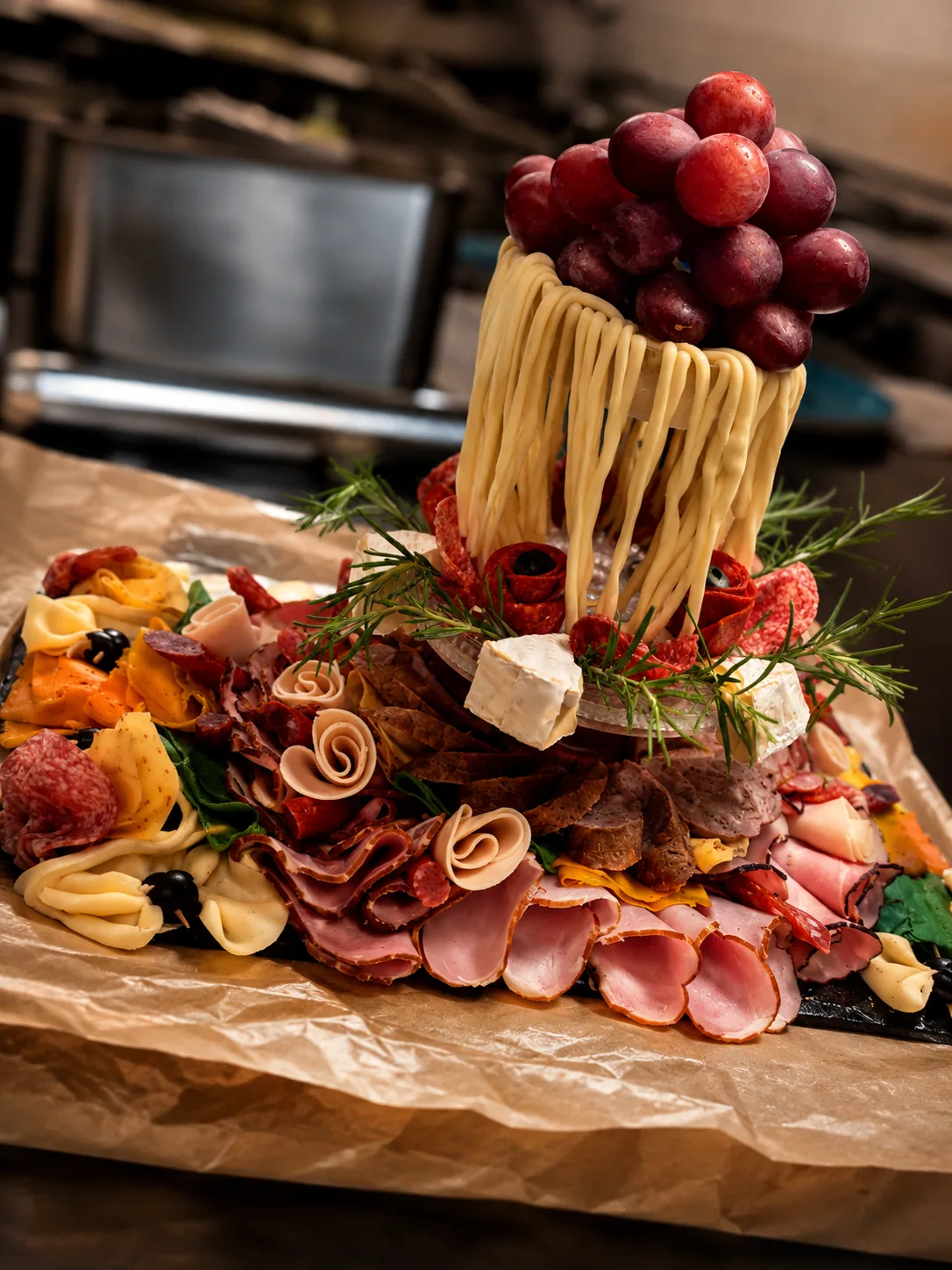 Deska wędlin, serów i owoców przygotowana na przyjęcie w restauracji Fantazja.