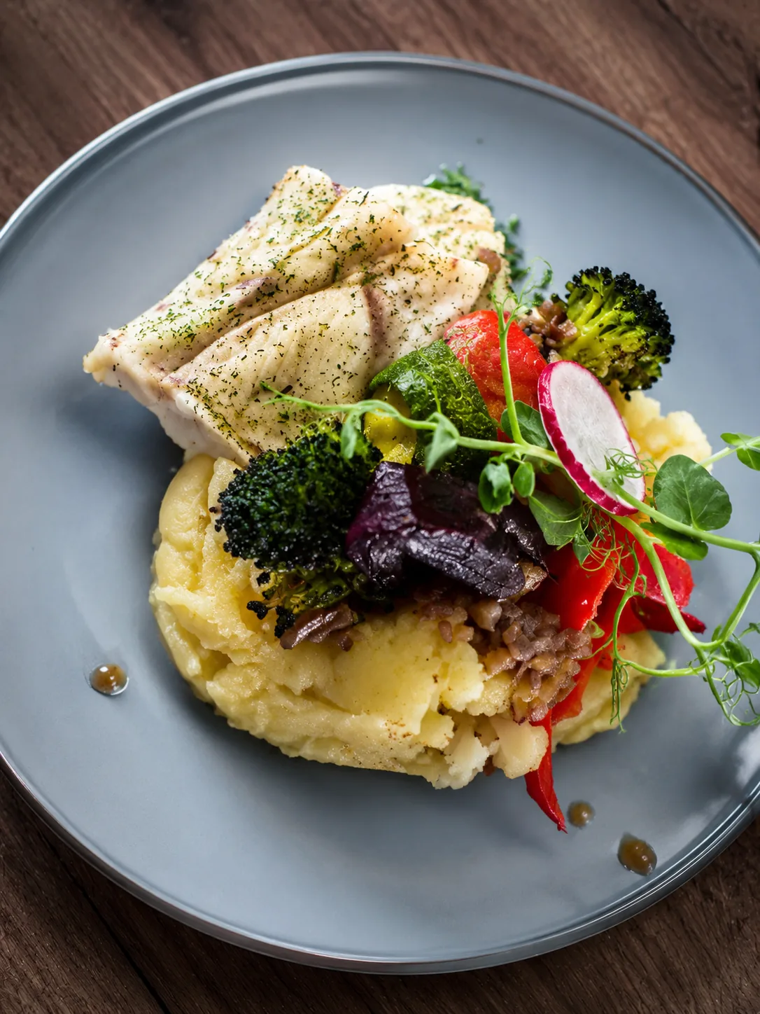 Filet z puree ziemniaczanym i warzywami podany w Restauracji Fantazja w Dobczycach