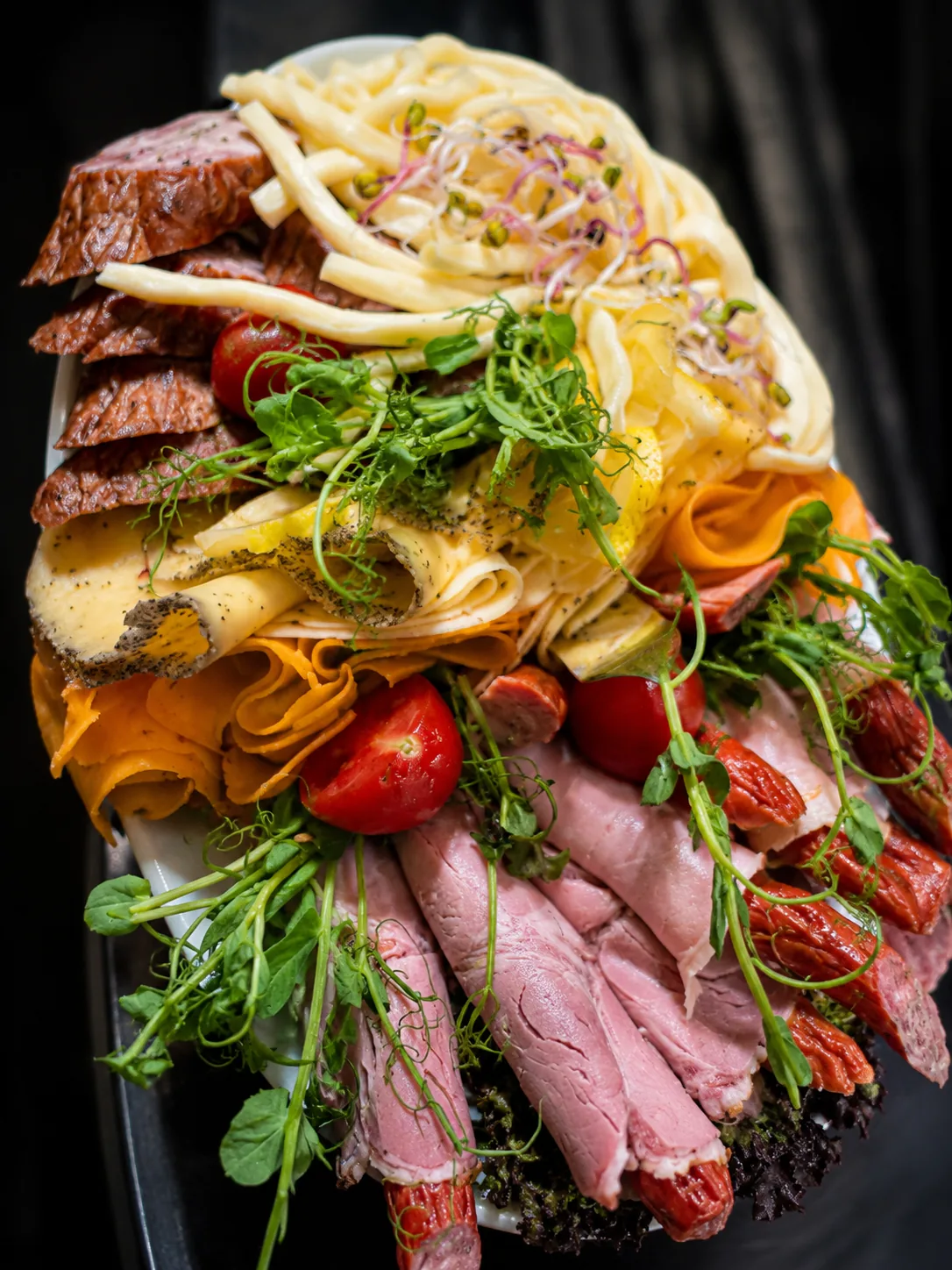 Półmisek wędlin i warzyw przygotowany jako zimna płyta w restauracji Fantazja.