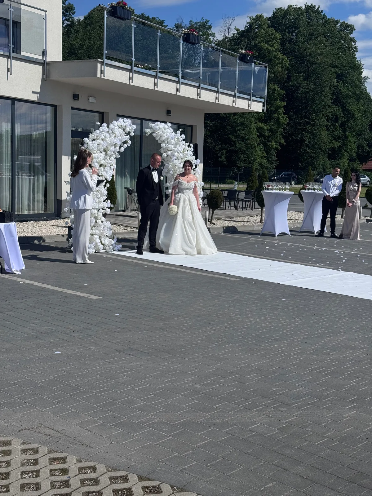 Taras przed lokalem Fantazja w Dobczycach przygotowany na uroczyste przyjęcie.