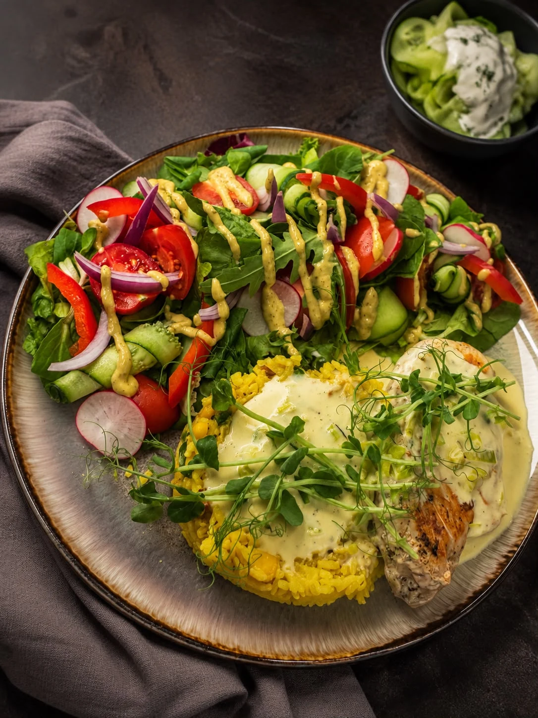 Kurczak w sosie z ryżem, sałatką i świeżymi warzywami podany w Restauracji Fantazja.