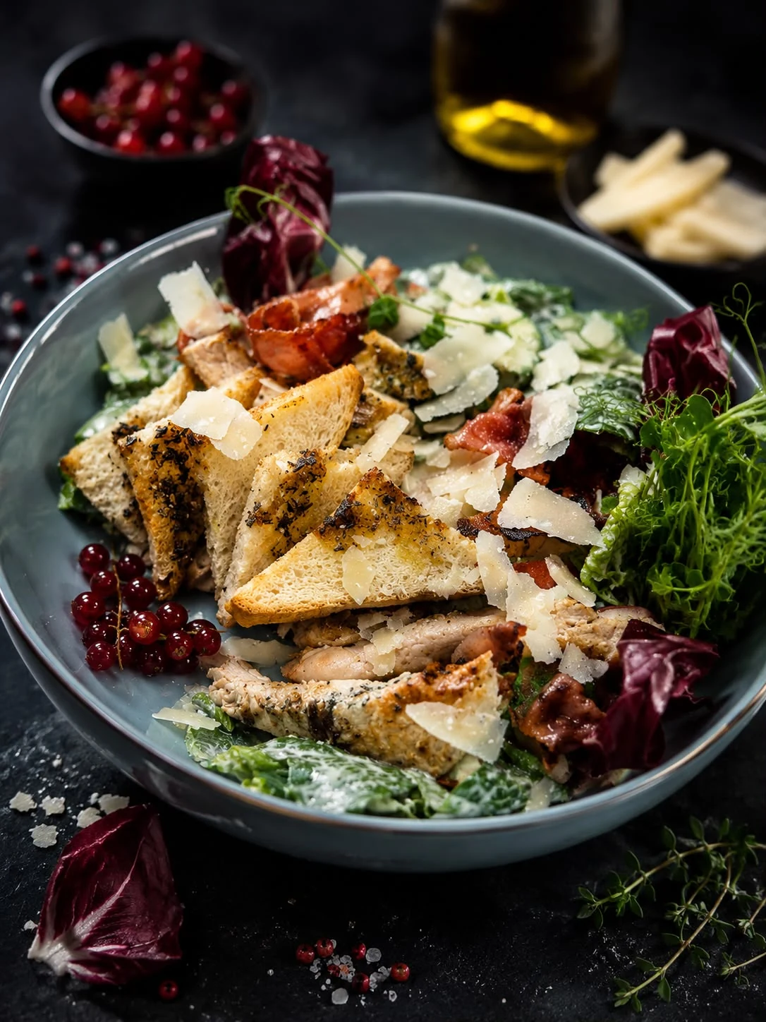 Sałatka cezar z kurczakiem, grzankami i parmezanem podana w Restauracji Fantazja w Dobczycach.